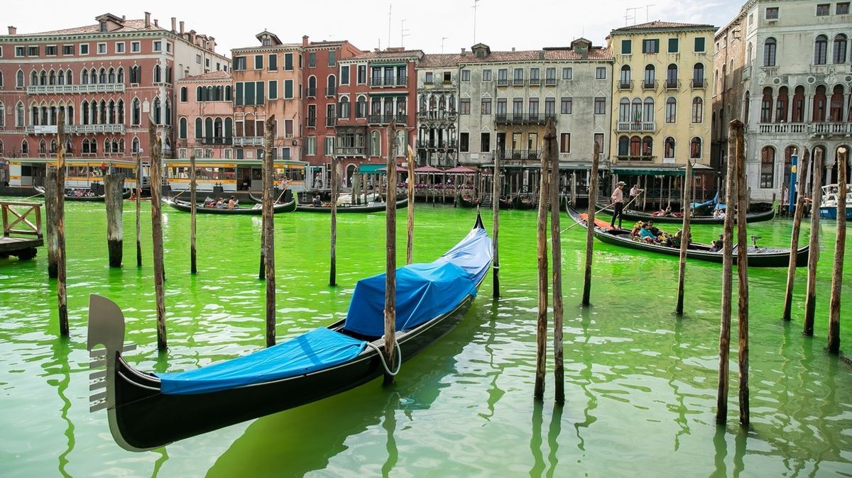 Fotky z Benátek na ostře zelené laguně. V podezření jsou klimatičtí aktivisté